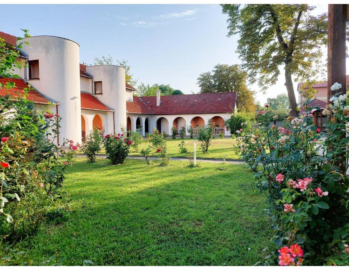 שיופוק Gosztonyi Villa מראה חיצוני תמונה